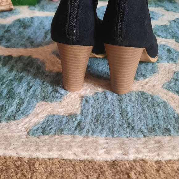 Shoes - Picture 6 of 7